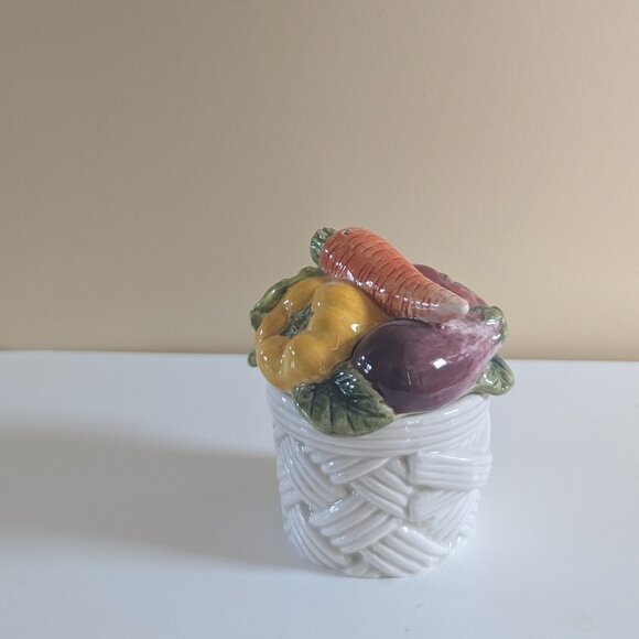 FITZ & FLOYD VEGTABLE BASKET VINTAGE SALT AND PEPPER SHAKERS - Picture 1 of 4